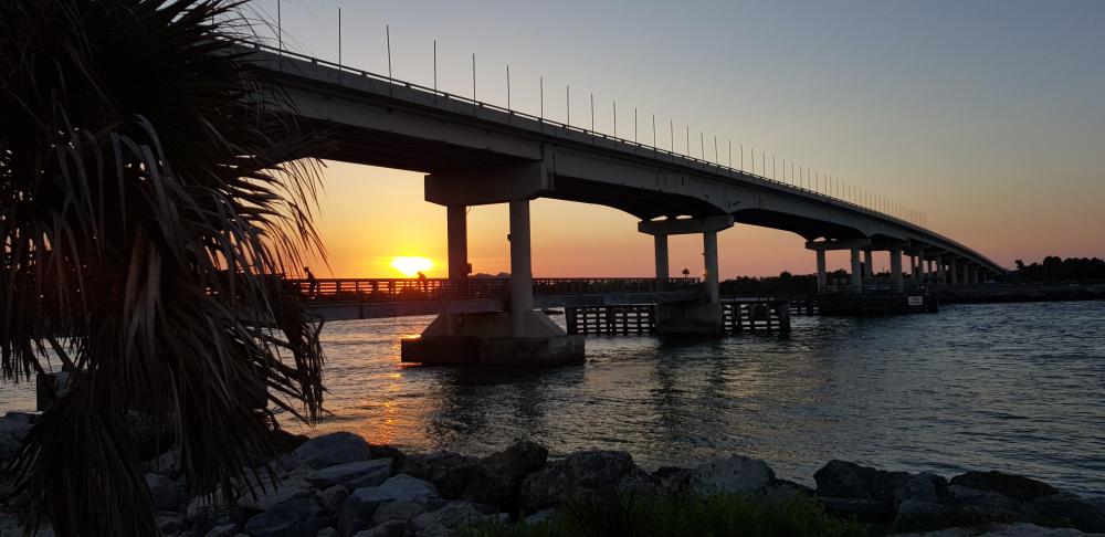 Brücke vom Strand aus