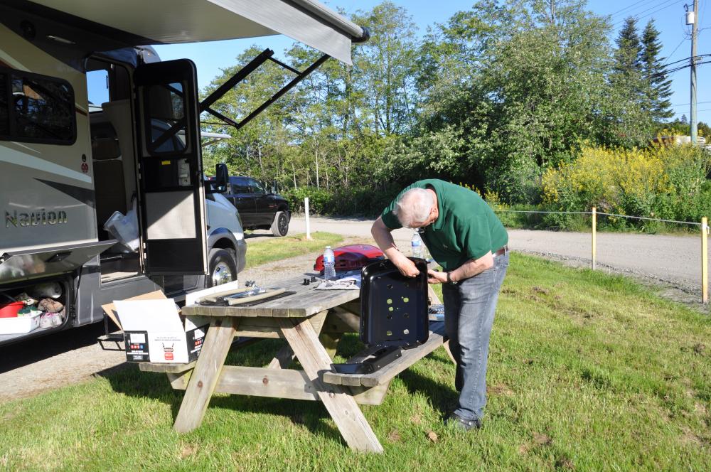 Der Gasgrill muß aufgebaut werden